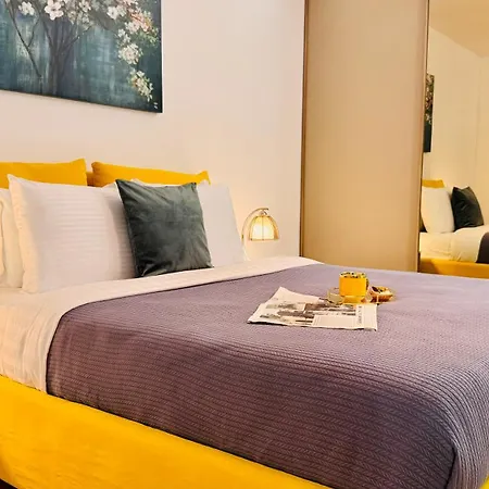 Premium Urban - Light Filled 1br With Balcony Apartment