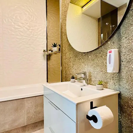 Premium Urban - Light Filled 1br With Balcony