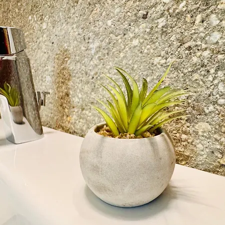 Premium Urban - Light Filled 1br With Balcony