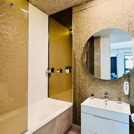 Premium Urban - Light Filled 1br With Balcony Apartment