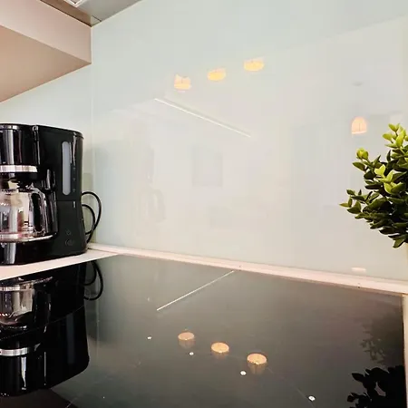 Premium Urban - Light Filled 1br With Balcony Apartment