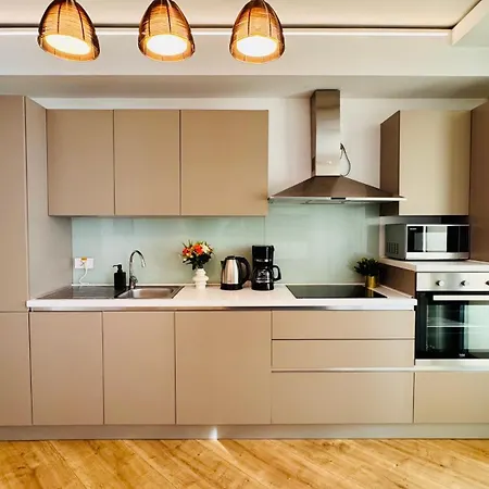 Premium Urban - Light Filled 1br With Balcony Apartment