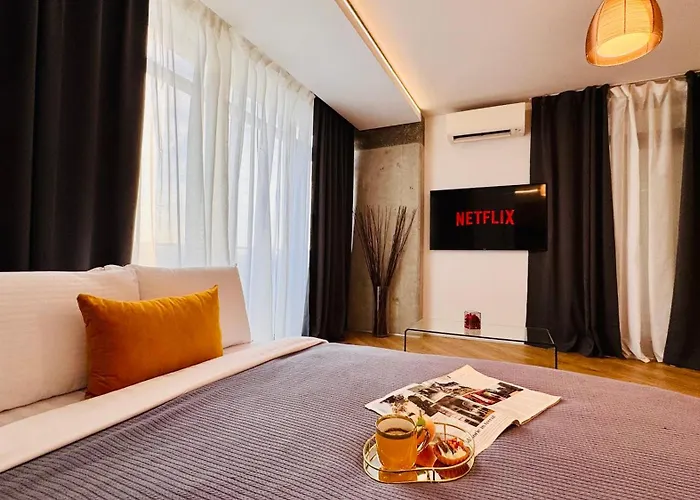 Premium Urban - Light Filled 1br With Balcony Апартаменти *