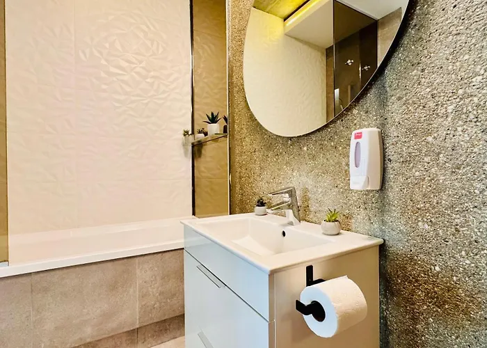 Premium Urban - Light Filled 1br With Balcony