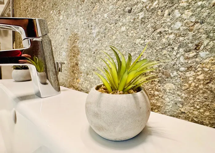 Premium Urban - Light Filled 1br With Balcony