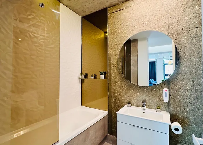 Premium Urban - Light Filled 1br With Balcony Apartment