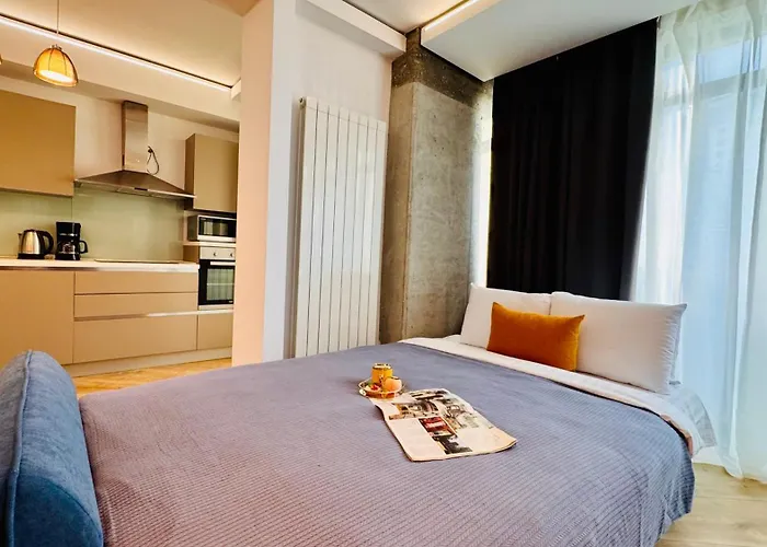 Апартаменти Premium Urban - Light Filled 1br With Balcony Бухарест