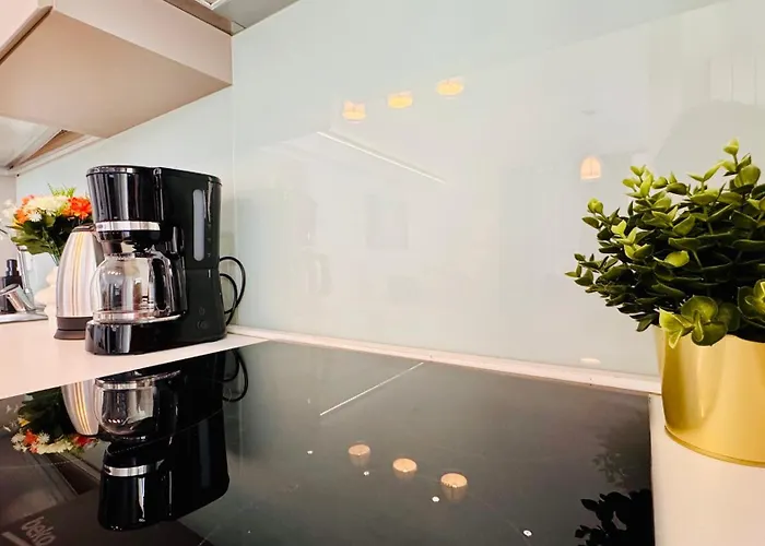 Premium Urban - Light Filled 1br With Balcony Апартаменти