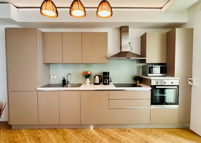 Premium Urban - Light Filled 1br With Balcony Apartment