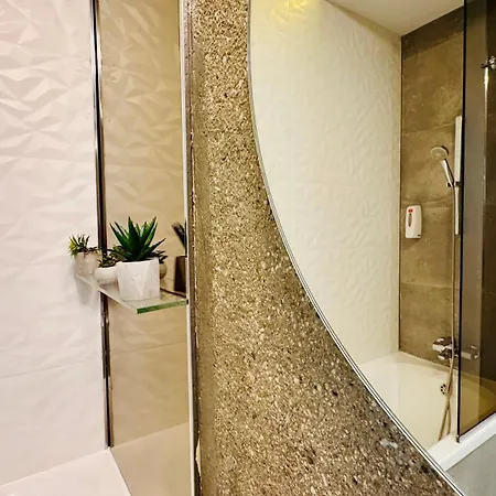 아파트 Premium Urban - Light Filled 1br With Balcony *